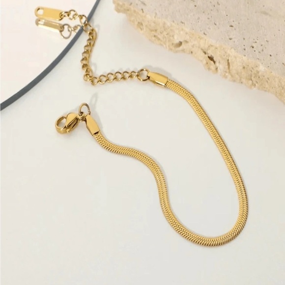 18K Gold Plated Herringbone bracelet - Picture 5 of 6